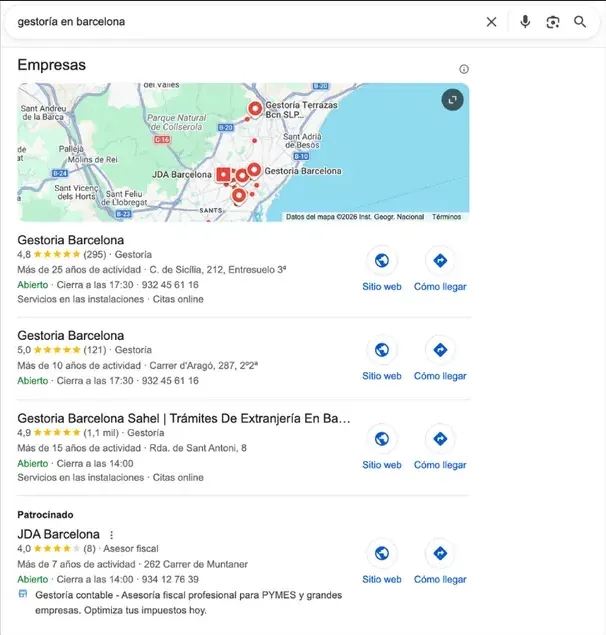 Local Pack de Google con mapa y fichas de negocio para la búsqueda "gestoría en Barcelona"